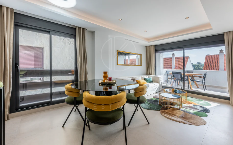 Beautifully renovated three-bedroom, east facing apartment, located in one of the most desirable complexes in Nueva Andalucia, La Maestranza.