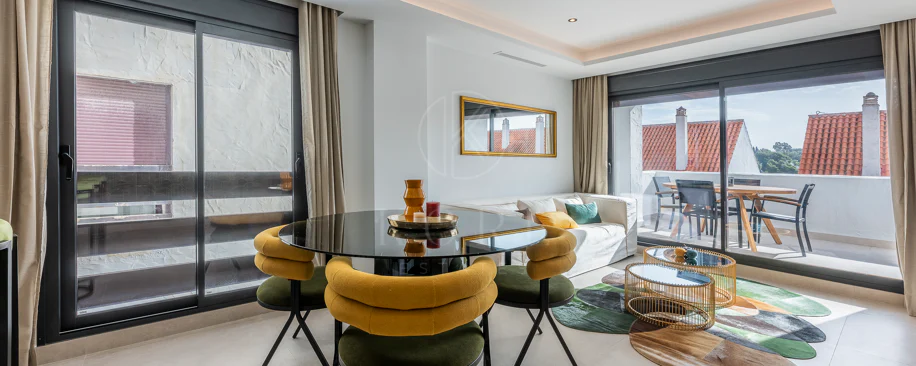 Apartament superb renovat cu trei dormitoare, orientat spre est, situat în unul dintre cele mai dorite complexe din Nueva Andalucia, La Maestranza.