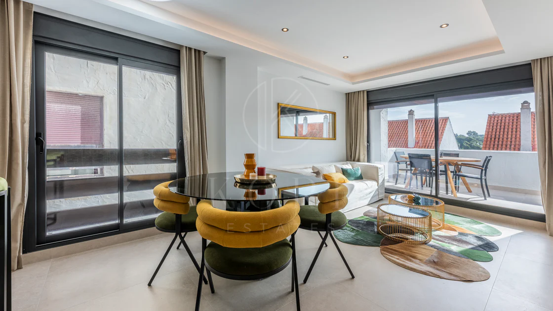Apartament superb renovat cu trei dormitoare, orientat spre est, situat în unul dintre cele mai dorite complexe din Nueva Andalucia, La Maestranza.