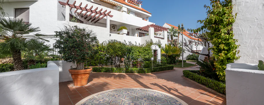 Apartament superb renovat cu trei dormitoare, orientat spre est, situat în unul dintre cele mai dorite complexe din Nueva Andalucia, La Maestranza.