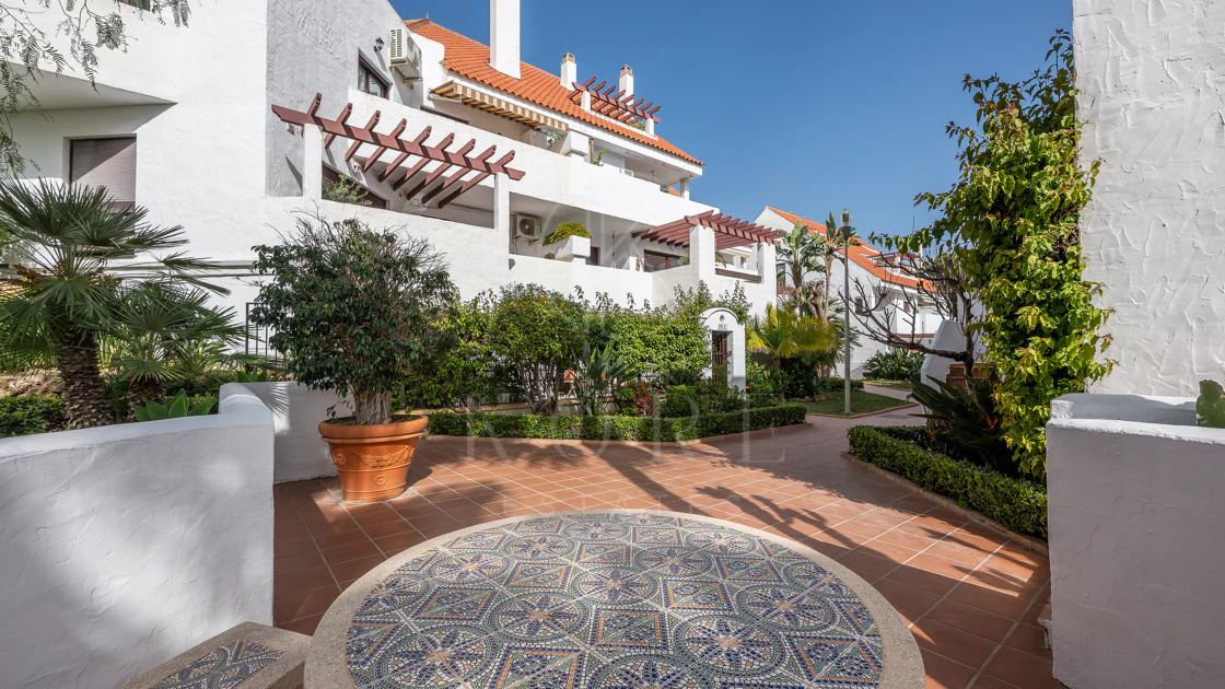 Apartament superb renovat cu trei dormitoare, orientat spre est, situat în unul dintre cele mai dorite complexe din Nueva Andalucia, La Maestranza.