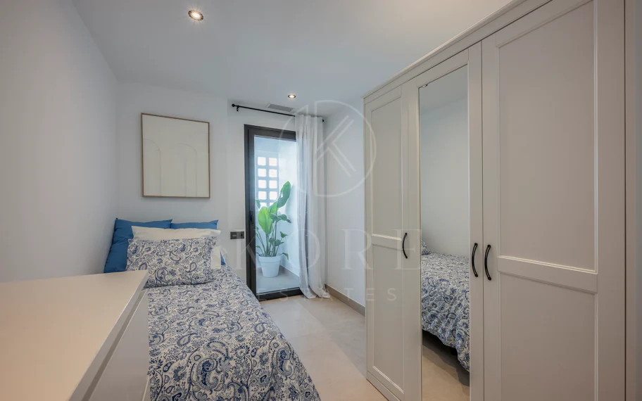 Beautifully renovated three-bedroom, east facing apartment, located in one of the most desirable complexes in Nueva Andalucia, La Maestranza.