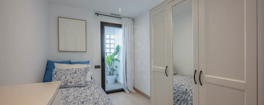 Apartament superb renovat cu trei dormitoare, orientat spre est, situat în unul dintre cele mai dorite complexe din Nueva Andalucia, La Maestranza.