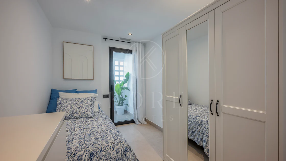 Apartament superb renovat cu trei dormitoare, orientat spre est, situat în unul dintre cele mai dorite complexe din Nueva Andalucia, La Maestranza.