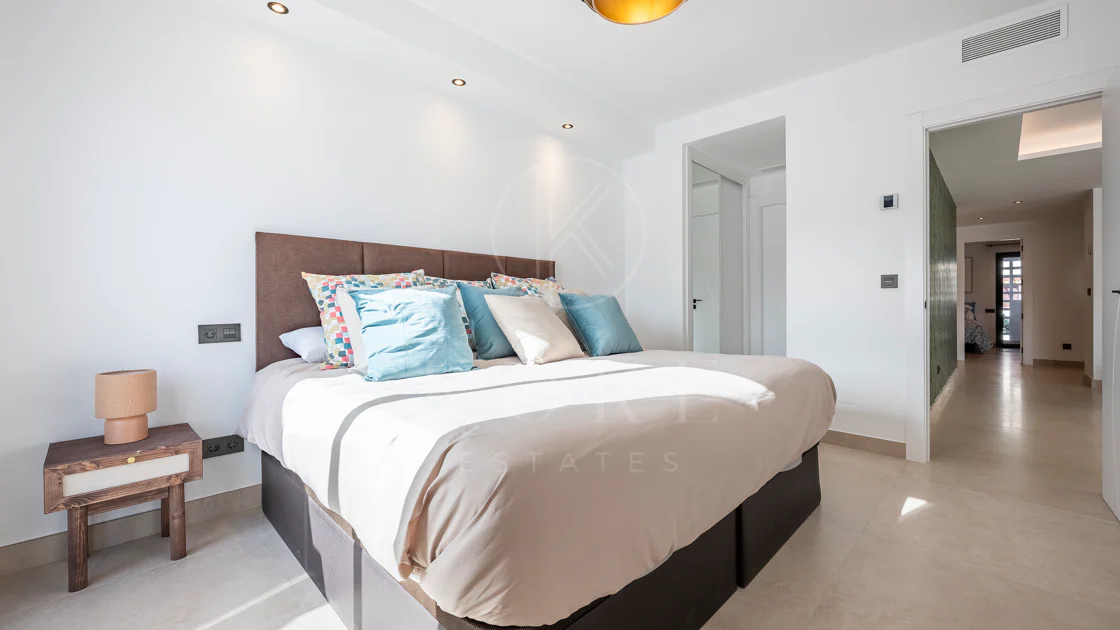 Apartament superb renovat cu trei dormitoare, orientat spre est, situat în unul dintre cele mai dorite complexe din Nueva Andalucia, La Maestranza.