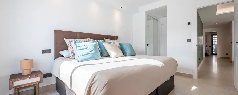 Apartament superb renovat cu trei dormitoare, orientat spre est, situat în unul dintre cele mai dorite complexe din Nueva Andalucia, La Maestranza.