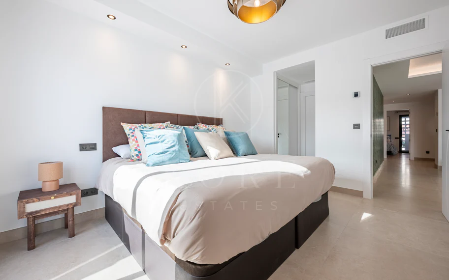 Beautifully renovated three-bedroom, east facing apartment, located in one of the most desirable complexes in Nueva Andalucia, La Maestranza.