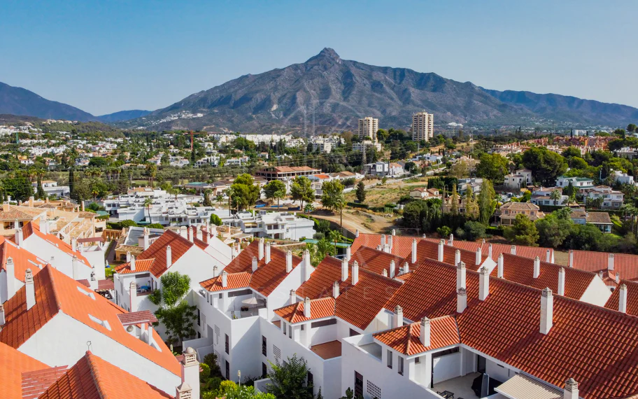 Beautifully renovated three-bedroom, east facing apartment, located in one of the most desirable complexes in Nueva Andalucia, La Maestranza.