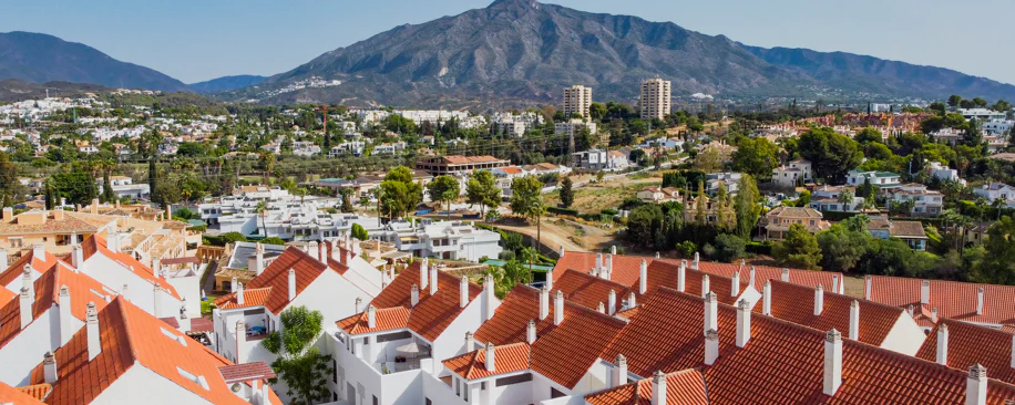 Apartament superb renovat cu trei dormitoare, orientat spre est, situat în unul dintre cele mai dorite complexe din Nueva Andalucia, La Maestranza.