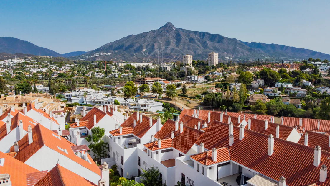 Apartament superb renovat cu trei dormitoare, orientat spre est, situat în unul dintre cele mai dorite complexe din Nueva Andalucia, La Maestranza.