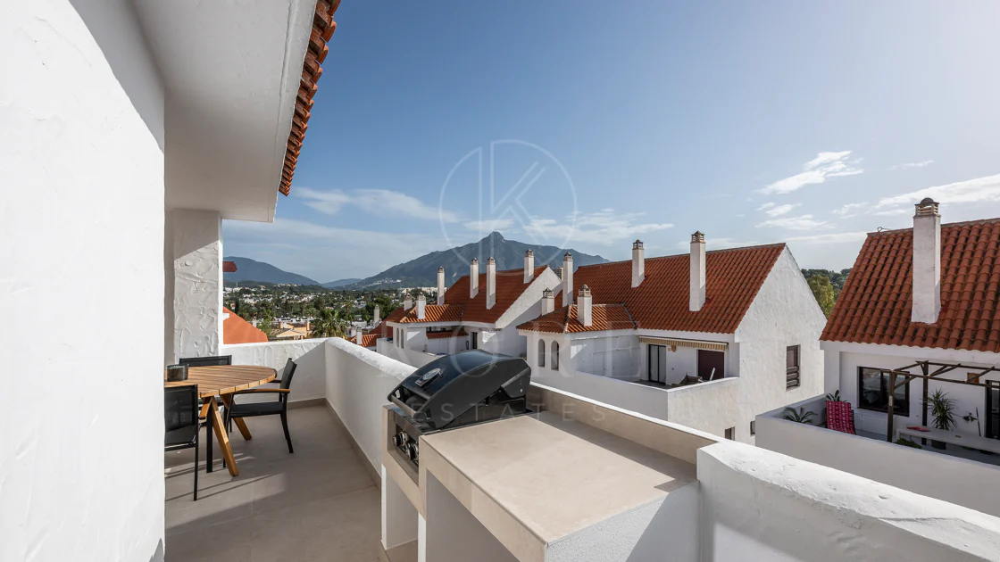 Apartament superb renovat cu trei dormitoare, orientat spre est, situat în unul dintre cele mai dorite complexe din Nueva Andalucia, La Maestranza.