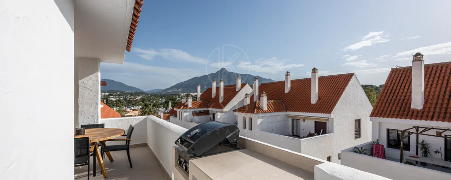 Apartament superb renovat cu trei dormitoare, orientat spre est, situat în unul dintre cele mai dorite complexe din Nueva Andalucia, La Maestranza.