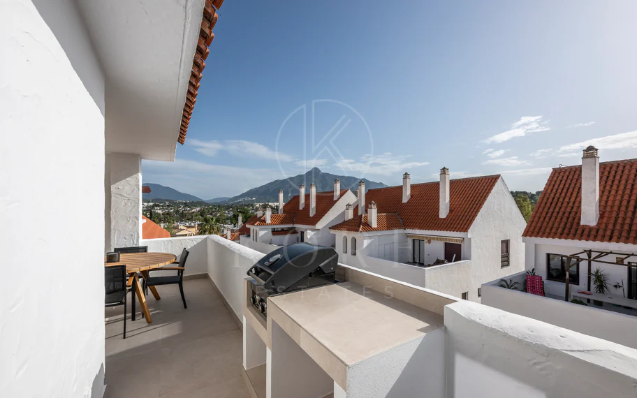 Beautifully renovated three-bedroom, east facing apartment, located in one of the most desirable complexes in Nueva Andalucia, La Maestranza.