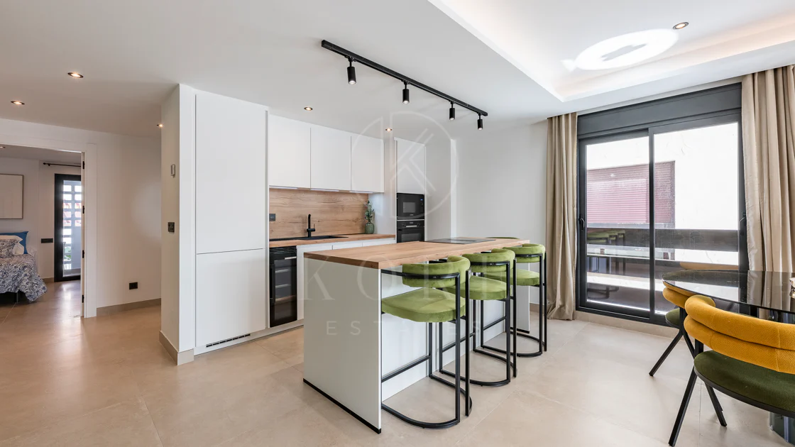 Apartament superb renovat cu trei dormitoare, orientat spre est, situat în unul dintre cele mai dorite complexe din Nueva Andalucia, La Maestranza.