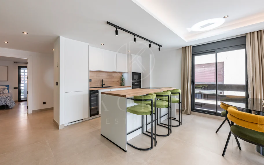 Beautifully renovated three-bedroom, east facing apartment, located in one of the most desirable complexes in Nueva Andalucia, La Maestranza.