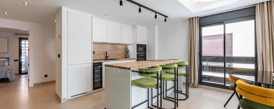 Apartament superb renovat cu trei dormitoare, orientat spre est, situat în unul dintre cele mai dorite complexe din Nueva Andalucia, La Maestranza.