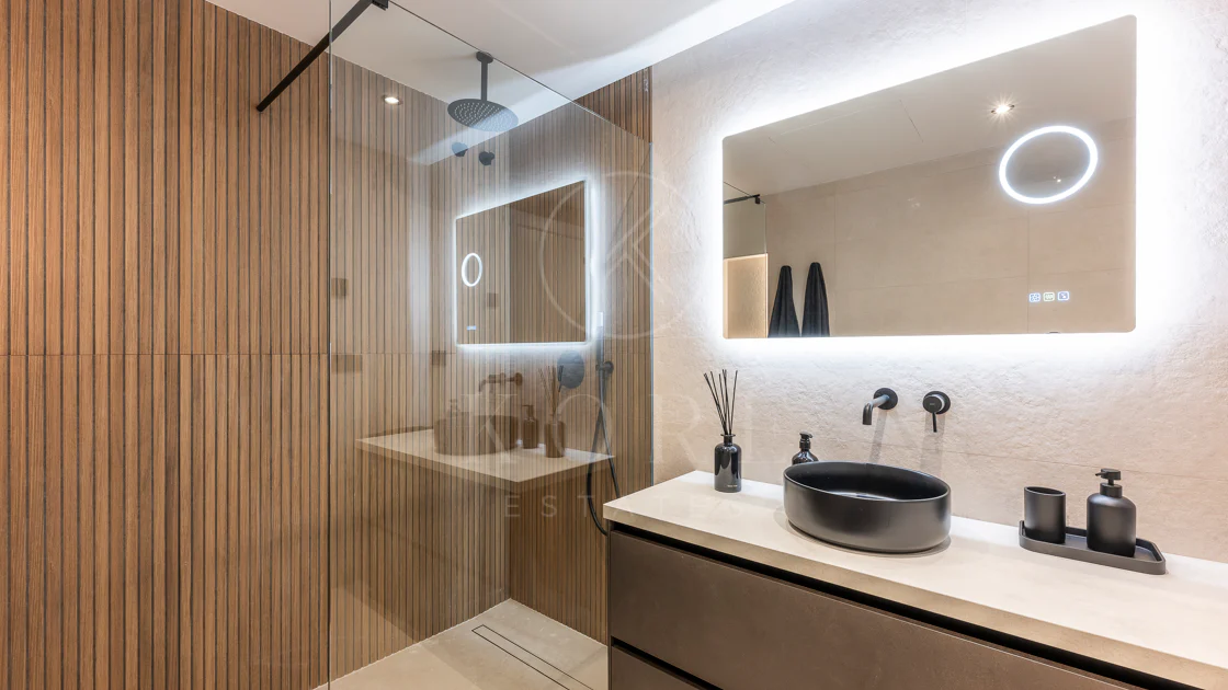 Apartament superb renovat cu trei dormitoare, orientat spre est, situat în unul dintre cele mai dorite complexe din Nueva Andalucia, La Maestranza.