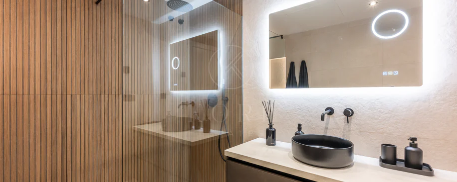 Apartament superb renovat cu trei dormitoare, orientat spre est, situat în unul dintre cele mai dorite complexe din Nueva Andalucia, La Maestranza.