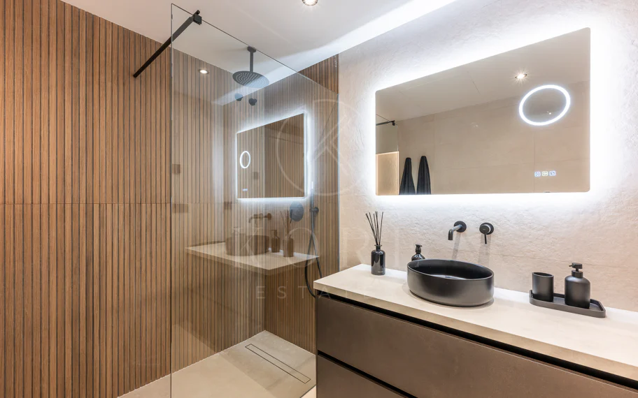 Beautifully renovated three-bedroom, east facing apartment, located in one of the most desirable complexes in Nueva Andalucia, La Maestranza.