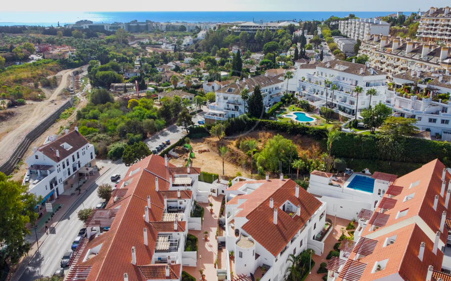 Beautifully renovated three-bedroom, east facing apartment, located in one of the most desirable complexes in Nueva Andalucia, La Maestranza.