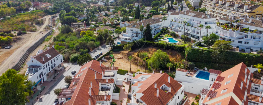 Apartament superb renovat cu trei dormitoare, orientat spre est, situat în unul dintre cele mai dorite complexe din Nueva Andalucia, La Maestranza.
