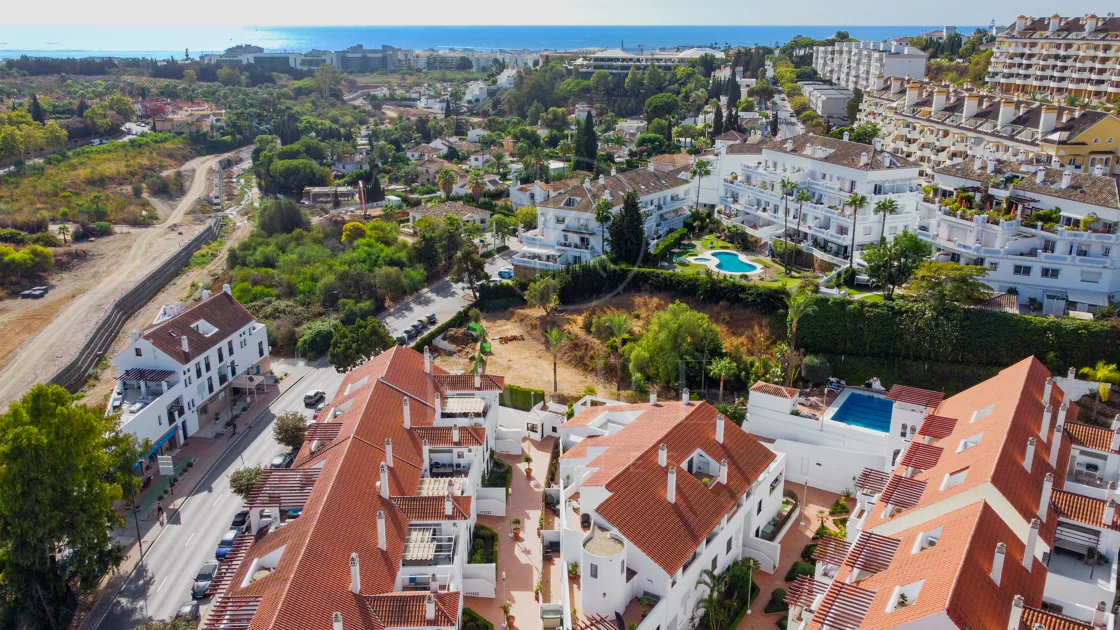 Apartament superb renovat cu trei dormitoare, orientat spre est, situat în unul dintre cele mai dorite complexe din Nueva Andalucia, La Maestranza.