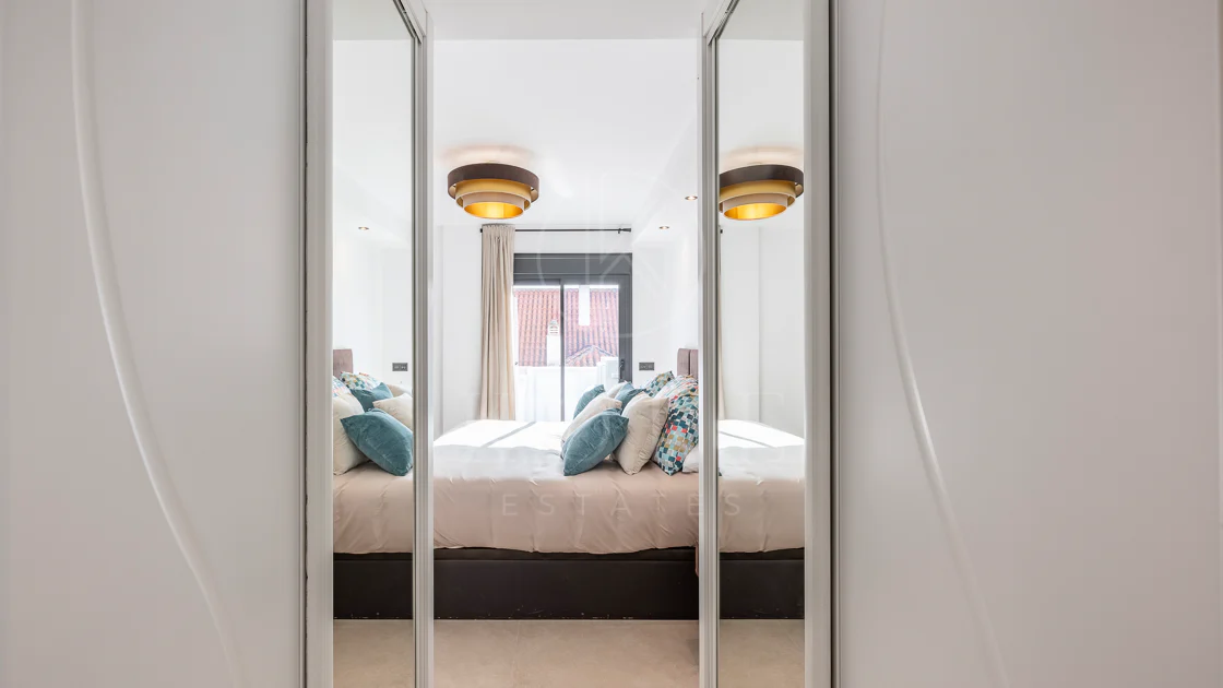 Apartament superb renovat cu trei dormitoare, orientat spre est, situat în unul dintre cele mai dorite complexe din Nueva Andalucia, La Maestranza.
