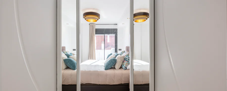 Apartament superb renovat cu trei dormitoare, orientat spre est, situat în unul dintre cele mai dorite complexe din Nueva Andalucia, La Maestranza.