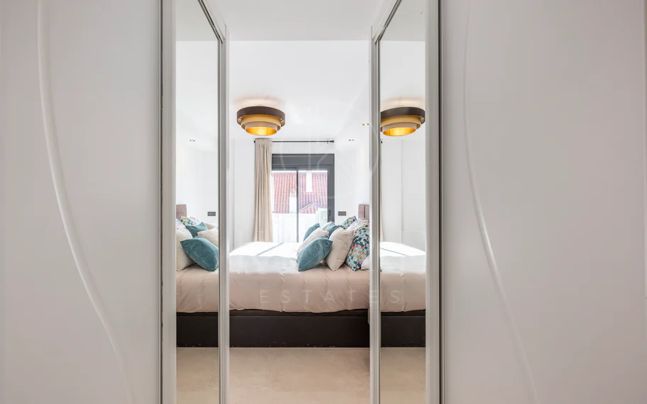Beautifully renovated three-bedroom, east facing apartment, located in one of the most desirable complexes in Nueva Andalucia, La Maestranza.