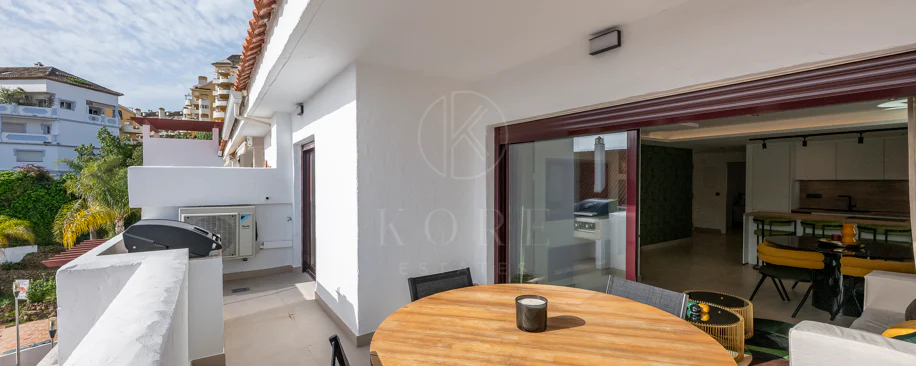 Apartament superb renovat cu trei dormitoare, orientat spre est, situat în unul dintre cele mai dorite complexe din Nueva Andalucia, La Maestranza.