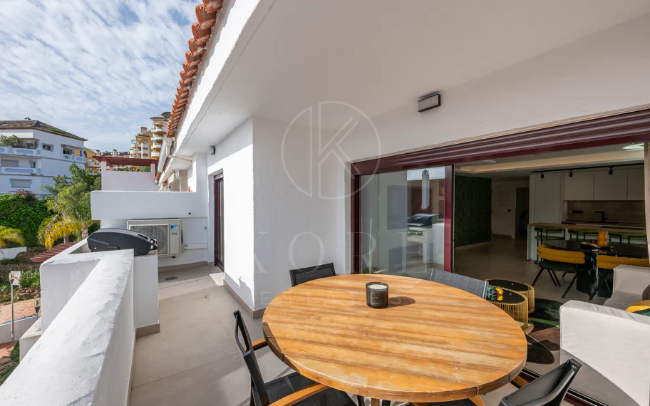 Beautifully renovated three-bedroom, east facing apartment, located in one of the most desirable complexes in Nueva Andalucia, La Maestranza.