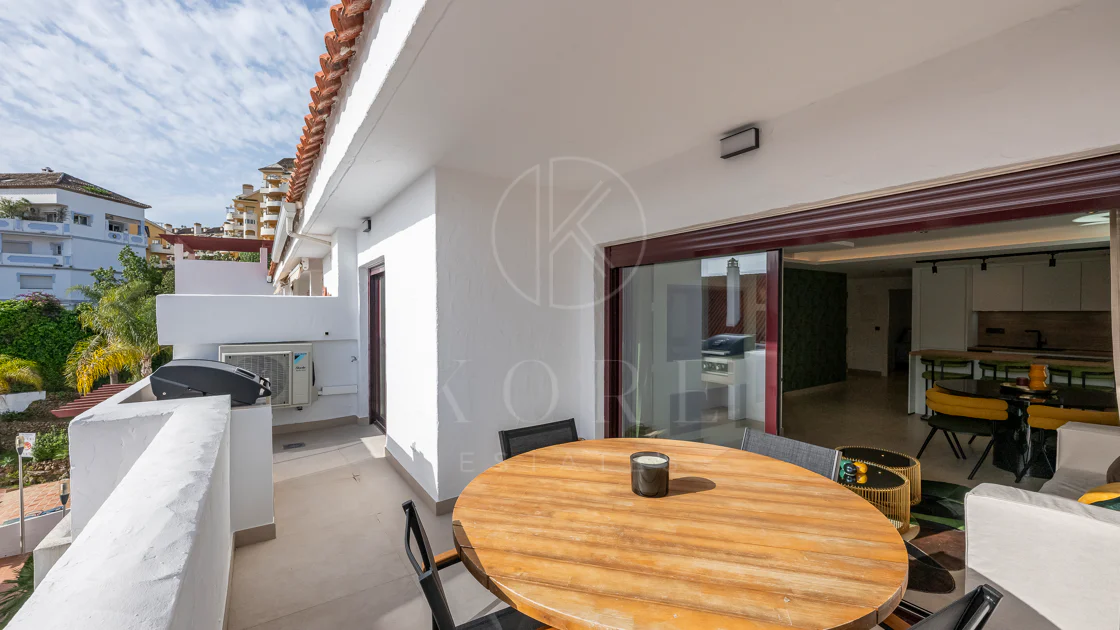 Apartament superb renovat cu trei dormitoare, orientat spre est, situat în unul dintre cele mai dorite complexe din Nueva Andalucia, La Maestranza.
