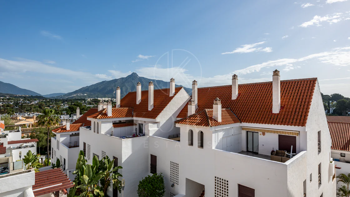 Apartament superb renovat cu trei dormitoare, orientat spre est, situat în unul dintre cele mai dorite complexe din Nueva Andalucia, La Maestranza.