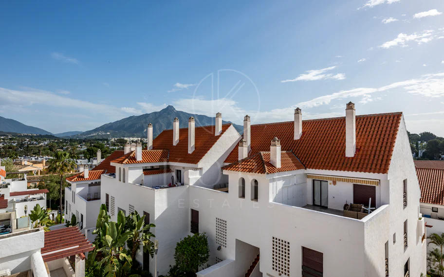Beautifully renovated three-bedroom, east facing apartment, located in one of the most desirable complexes in Nueva Andalucia, La Maestranza.