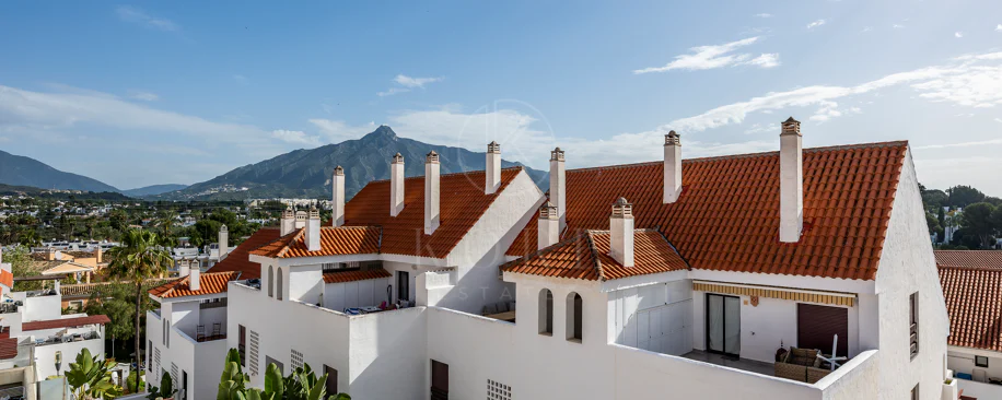 Apartament superb renovat cu trei dormitoare, orientat spre est, situat în unul dintre cele mai dorite complexe din Nueva Andalucia, La Maestranza.