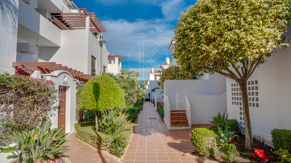 Apartament superb renovat cu trei dormitoare, orientat spre est, situat în unul dintre cele mai dorite complexe din Nueva Andalucia, La Maestranza.