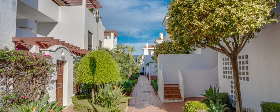 Apartament superb renovat cu trei dormitoare, orientat spre est, situat în unul dintre cele mai dorite complexe din Nueva Andalucia, La Maestranza.