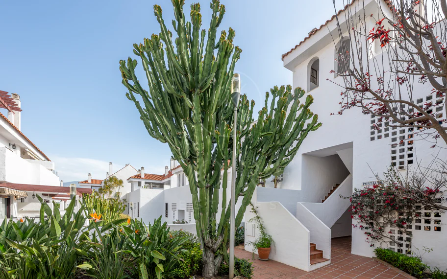Beautifully renovated three-bedroom, east facing apartment, located in one of the most desirable complexes in Nueva Andalucia, La Maestranza.