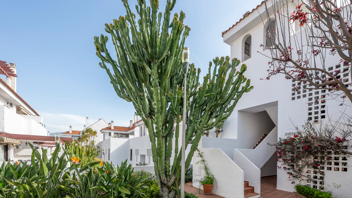 Apartament superb renovat cu trei dormitoare, orientat spre est, situat în unul dintre cele mai dorite complexe din Nueva Andalucia, La Maestranza.