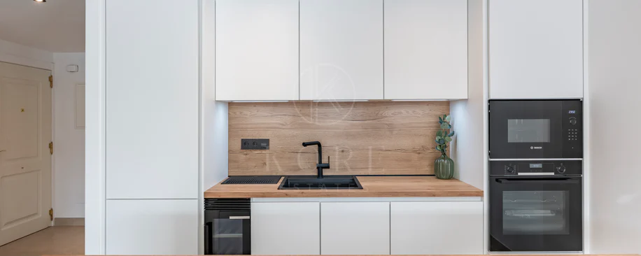 Apartament superb renovat cu trei dormitoare, orientat spre est, situat în unul dintre cele mai dorite complexe din Nueva Andalucia, La Maestranza.