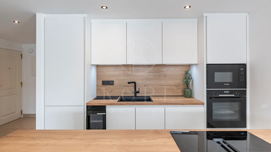 Apartament superb renovat cu trei dormitoare, orientat spre est, situat în unul dintre cele mai dorite complexe din Nueva Andalucia, La Maestranza.