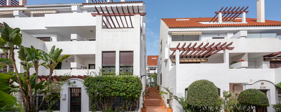 Apartament superb renovat cu trei dormitoare, orientat spre est, situat în unul dintre cele mai dorite complexe din Nueva Andalucia, La Maestranza.