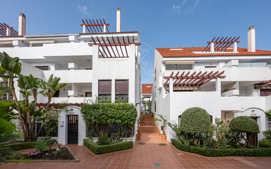 Beautifully renovated three-bedroom, east facing apartment, located in one of the most desirable complexes in Nueva Andalucia, La Maestranza.
