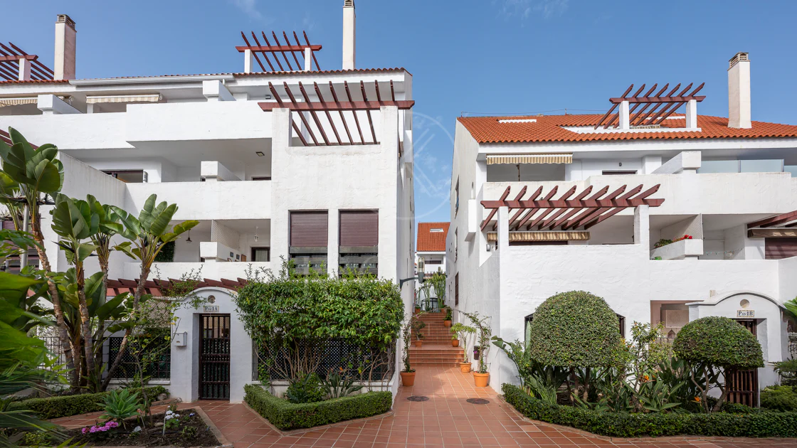 Apartament superb renovat cu trei dormitoare, orientat spre est, situat în unul dintre cele mai dorite complexe din Nueva Andalucia, La Maestranza.
