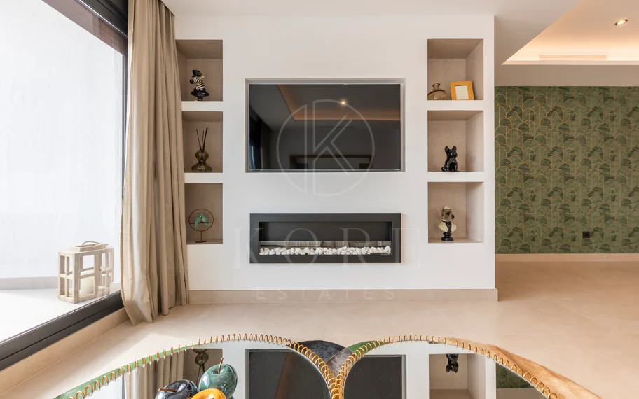 Beautifully renovated three-bedroom, east facing apartment, located in one of the most desirable complexes in Nueva Andalucia, La Maestranza.