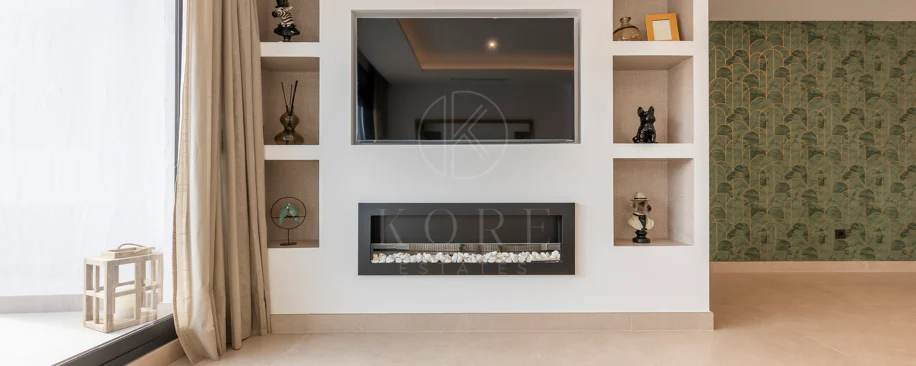 Apartament superb renovat cu trei dormitoare, orientat spre est, situat în unul dintre cele mai dorite complexe din Nueva Andalucia, La Maestranza.