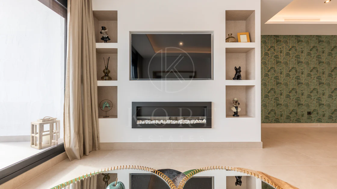 Apartament superb renovat cu trei dormitoare, orientat spre est, situat în unul dintre cele mai dorite complexe din Nueva Andalucia, La Maestranza.