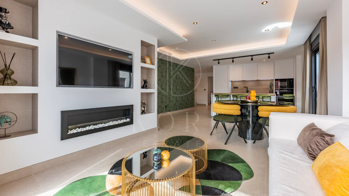 Apartament superb renovat cu trei dormitoare, orientat spre est, situat în unul dintre cele mai dorite complexe din Nueva Andalucia, La Maestranza.