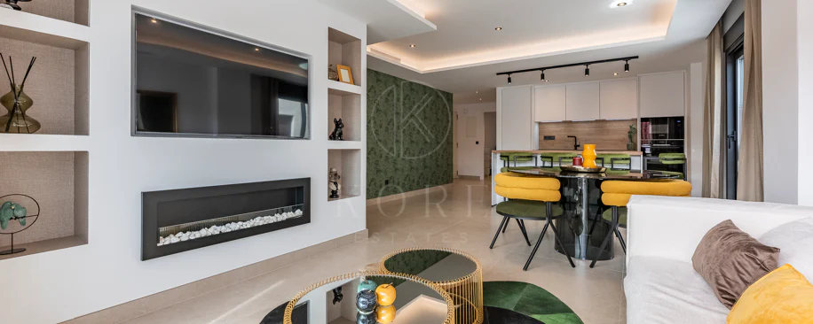 Apartament superb renovat cu trei dormitoare, orientat spre est, situat în unul dintre cele mai dorite complexe din Nueva Andalucia, La Maestranza.