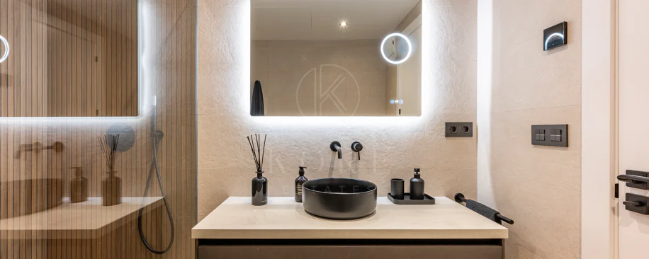 Apartament superb renovat cu trei dormitoare, orientat spre est, situat în unul dintre cele mai dorite complexe din Nueva Andalucia, La Maestranza.